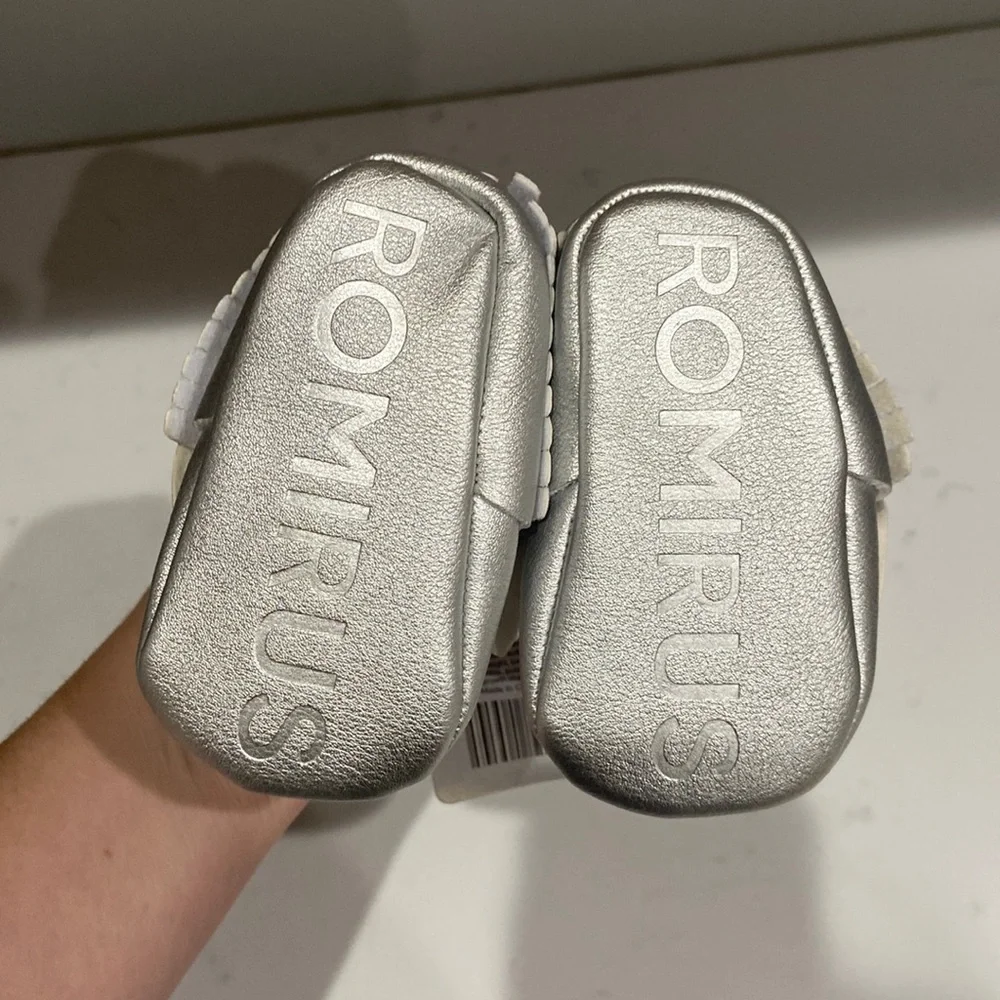 Romirus baby shoes Baby Moccasins bows and fringe NWT silver 0-6 months size 1